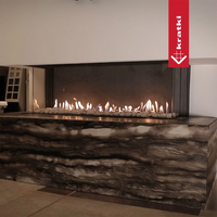 Kratki Leo 100 in een moderne woonkamer, ingebouwde haard met vlammen
