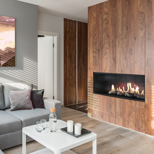 Kratki Leo 100 ingebouwde haard in houten wand in woonkamer