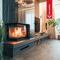 Kratki Maja in moderne woonkamer met brandend haardvuur