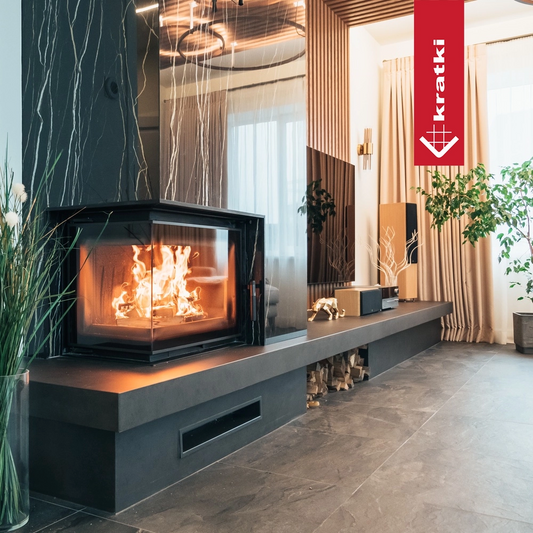 Kratki Maja in moderne woonkamer met brandend haardvuur
