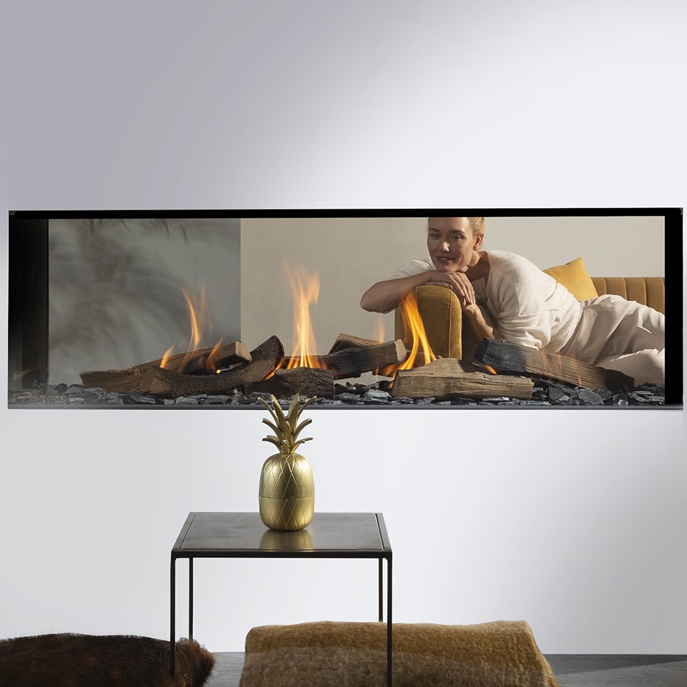 Element4 Summum 140 Tunnel in moderne woonkamer met vlammen en liggende persoon