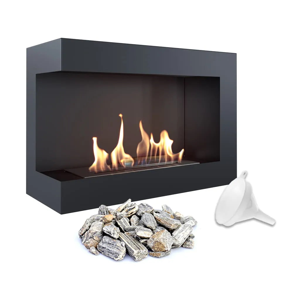 Zwarte Kratki Delta Links haard met brandende vlammen, decoratieve stenen en trechter.