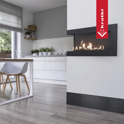Moderne keuken met Kratki Delta Links haard, witte kasten en houten tafel met witte stoelen.