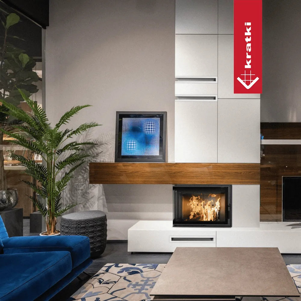 Moderne woonkamer met Kratki MBN Links haard, blauwe bank en kunstwerk aan de muur.