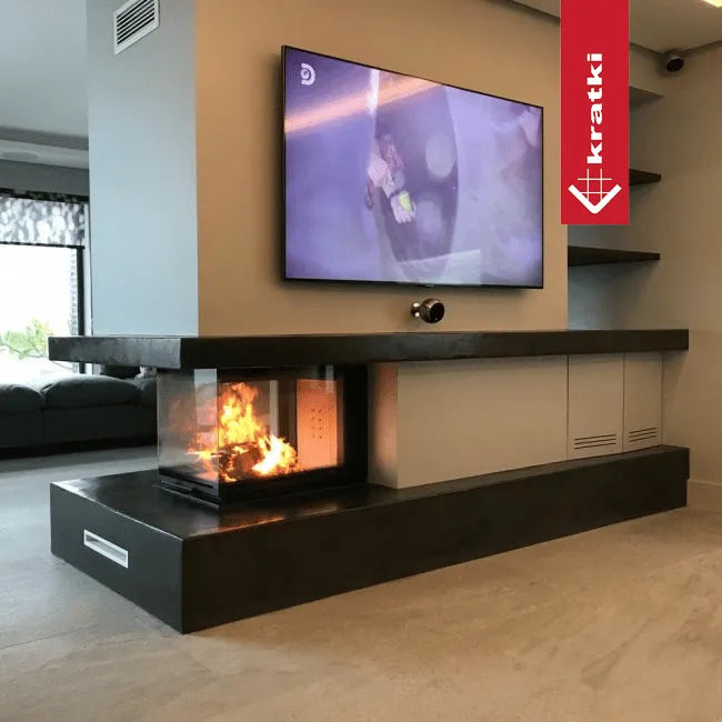 Kratki NBU 500/700 haard in moderne woonkamer met flatscreen-tv erboven.