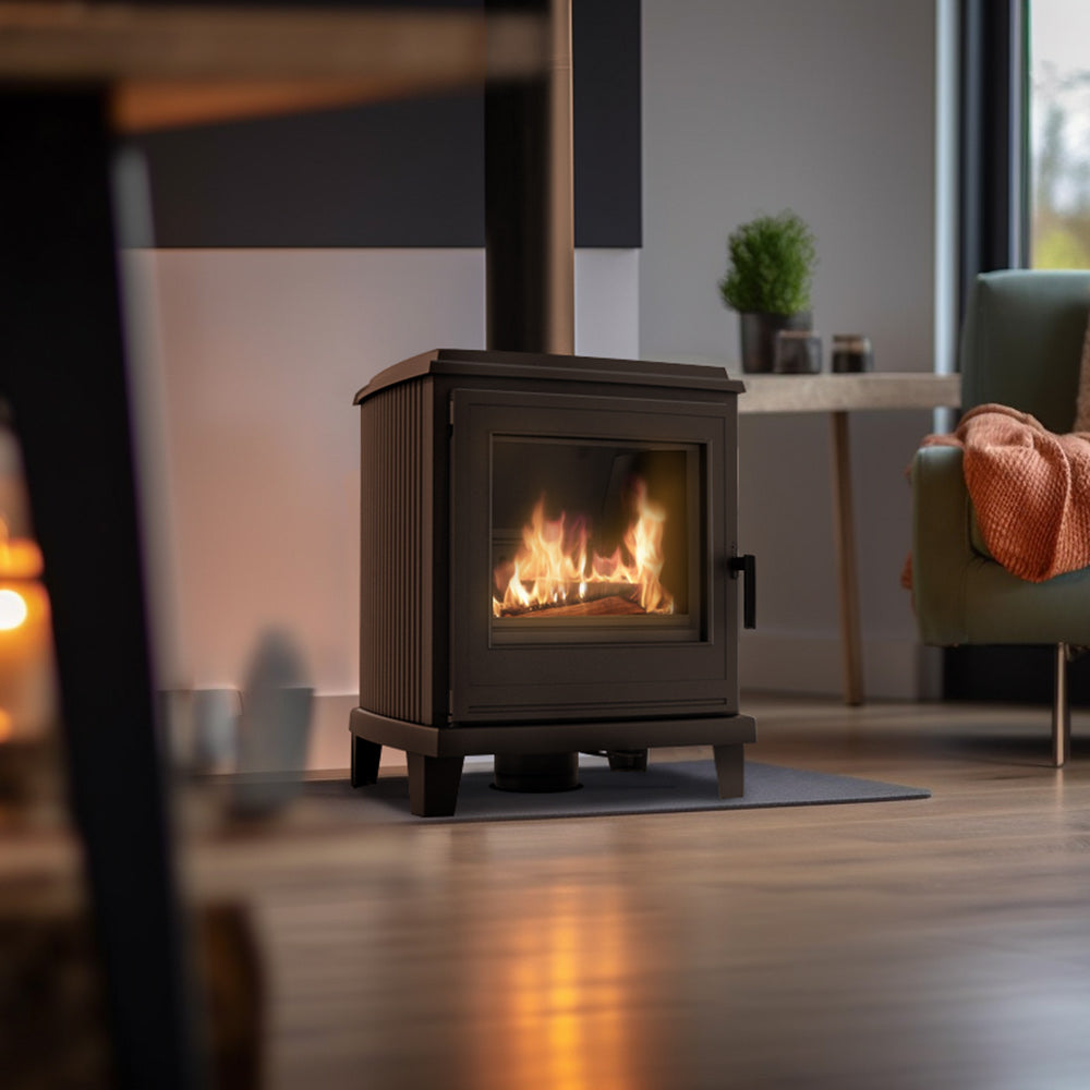 Kratki K11 houtkachel in moderne woonkamer met brandend vuur
