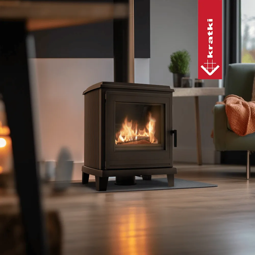 Kratki K11 houtkachel in een gezellige woonkamer met brandend vuur en moderne inrichting.