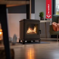 Kratki K11 houtkachel in een woonkamer met brandend vuur