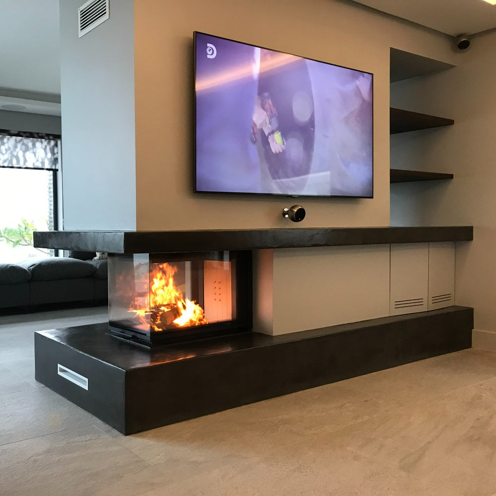 Kratki NBU 500/700 ingebouwd in moderne woonkamer met brandend vuur