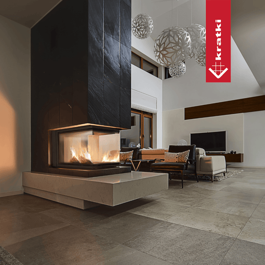 Kratki NBU 500/700 in moderne woonkamer met brandend haardvuur