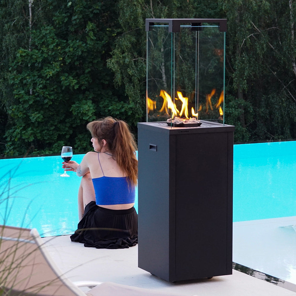 Kratki Patio Light terrasvuurtafel naast zwembad met vlammen