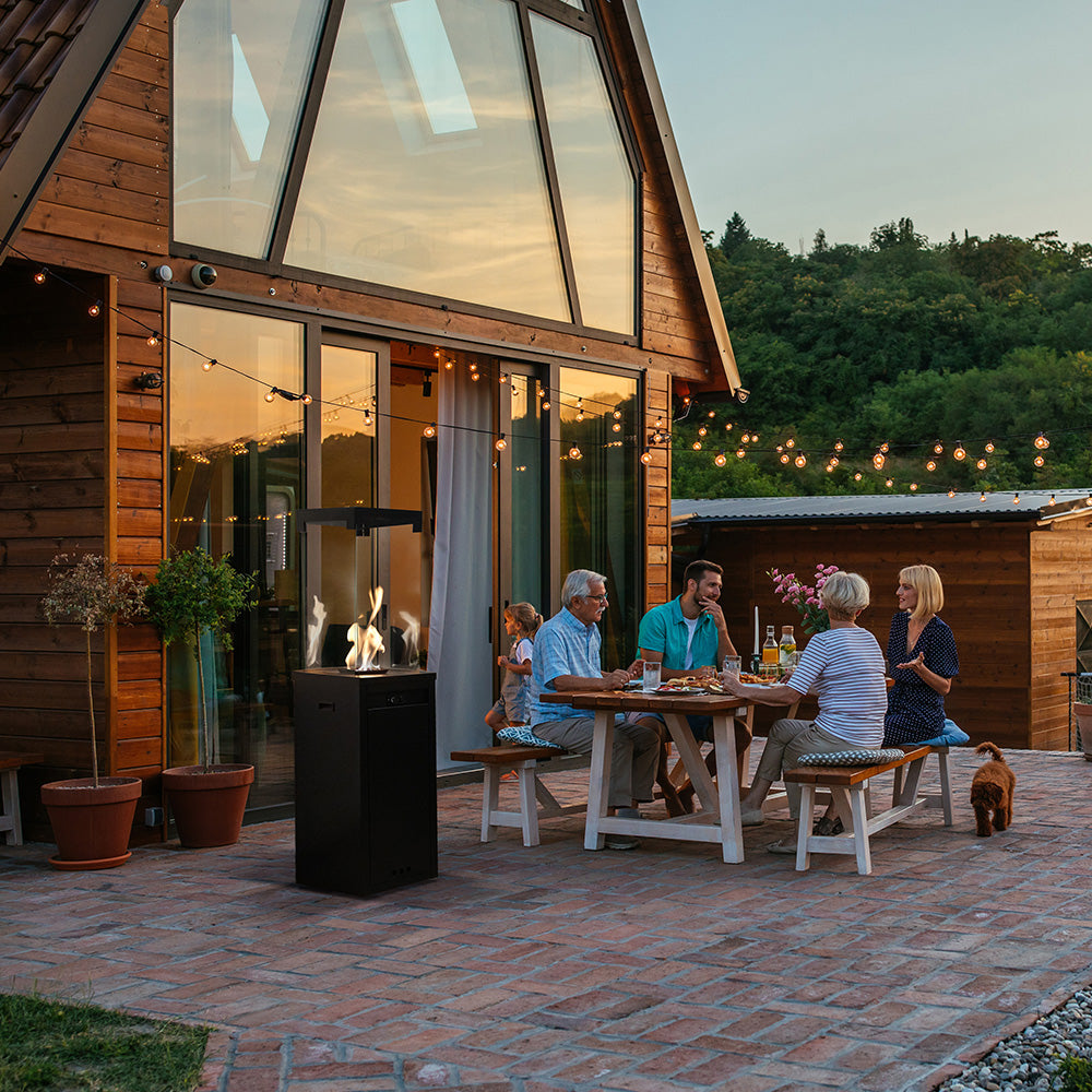 Kratki Patio Light buitenhaard naast gezin op terras