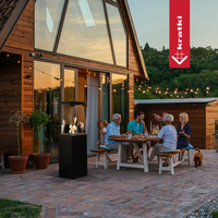 Kratki Patio Light terrasverwarmer naast eettafel op houten terras