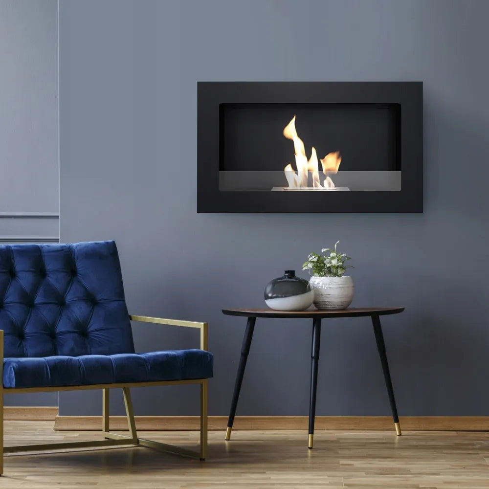 Kratki Golf 2 TÜV haard aan muur, naast blauwe stoel en tafel met decoratie.