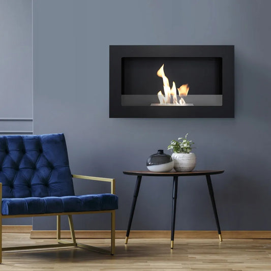 Kratki Golf 2 TÜV haard aan muur, naast blauwe stoel en tafel met decoratie.