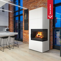 Kratki Simple Box haard in moderne keuken, met zichtbare vlammen