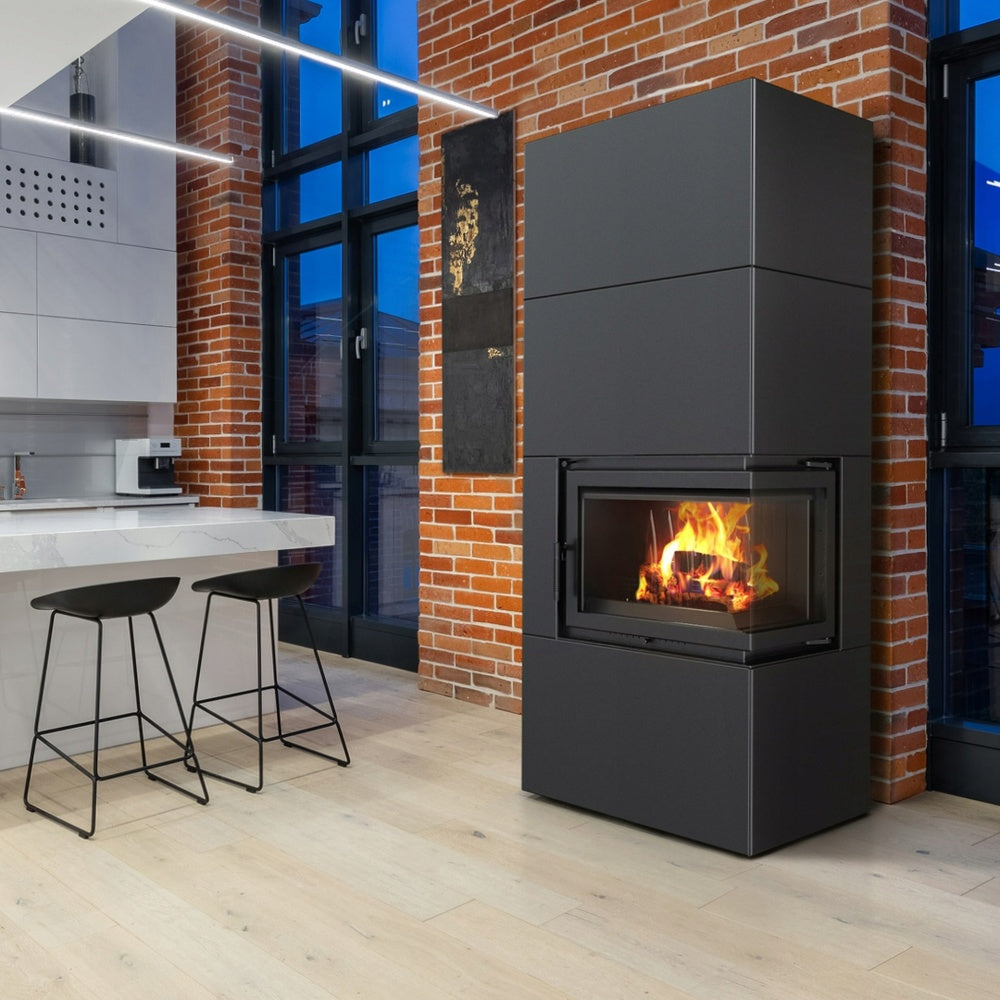 Kratki Simple Box vrijstaande haard in moderne keukenruimte met zichtbare vlammen