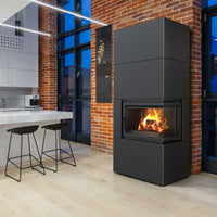 Kratki Simple Box vrijstaande haard in moderne keukenruimte met zichtbare vlammen