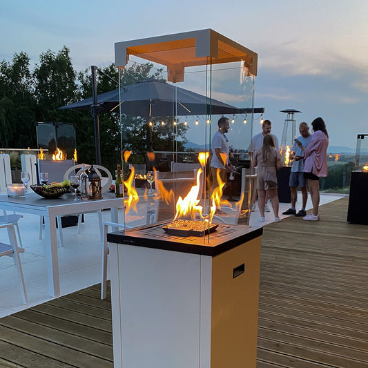Kratki Patio Light terrasverwarmer met vlammen op houten terras
