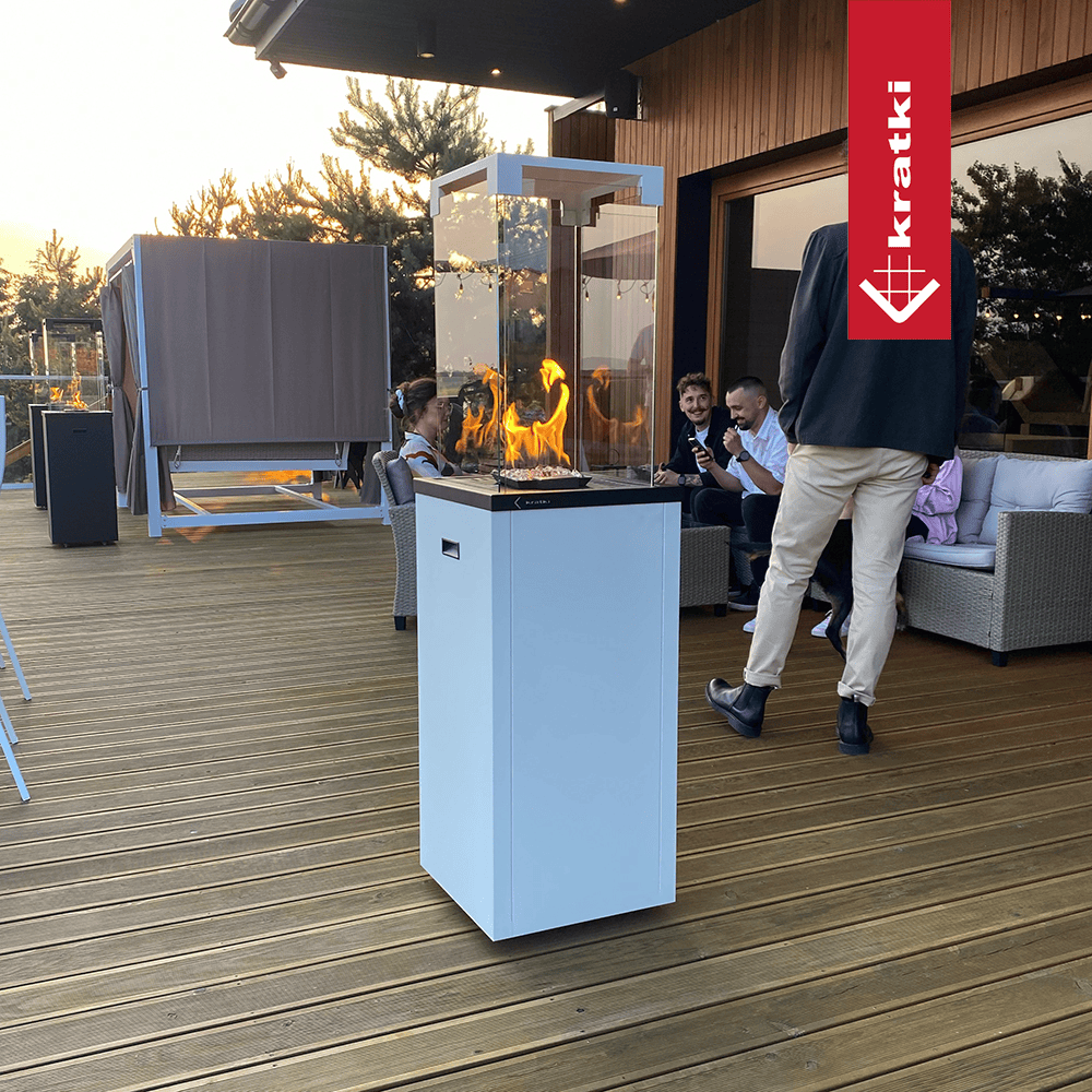 Kratki Patio Light vuurtafel op houten terras met vlammen