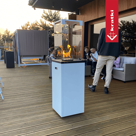 Kratki Patio Light vuurtafel op houten terras met vlammen