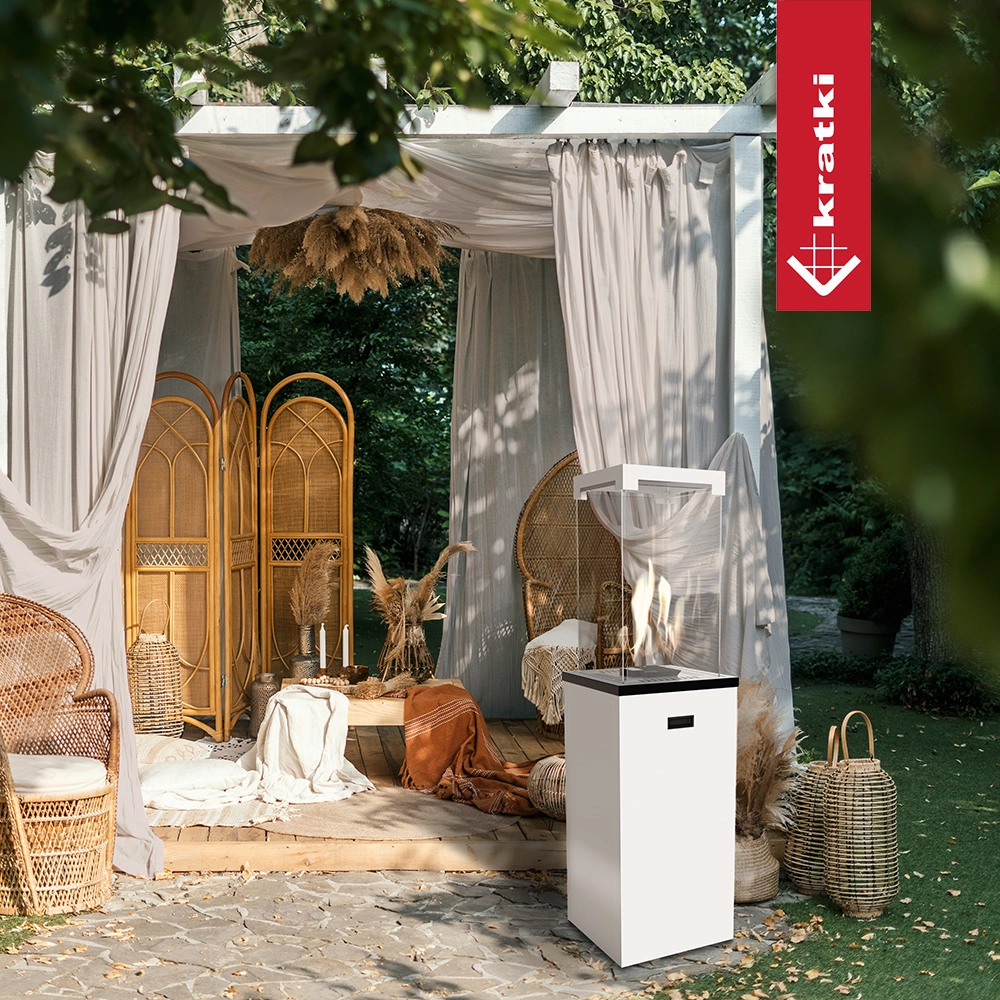 Kratki Patio Light terrasvuurtafel met vlammen in tuinpaviljoen