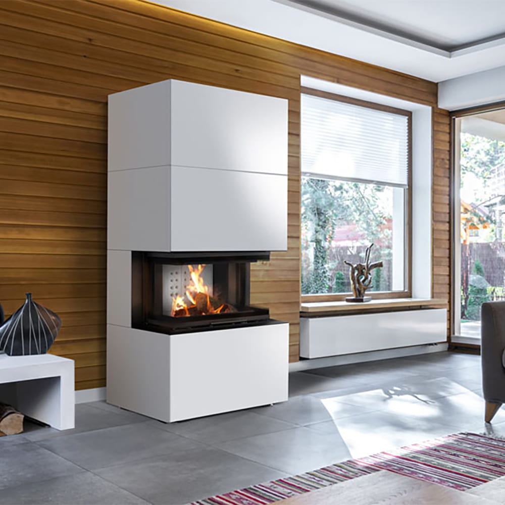Kratki Heb haard in moderne woonkamer met houtwand en grote ramen