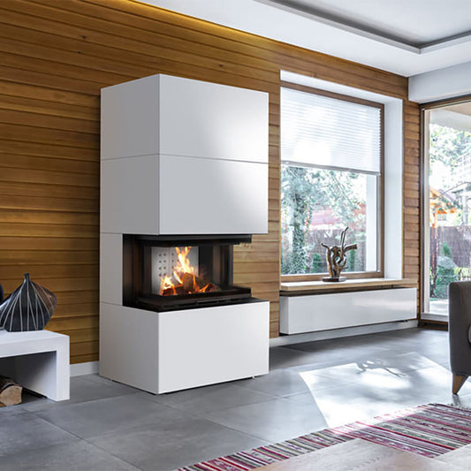 Kratki Heb haard in moderne woonkamer met houtwand en grote ramen