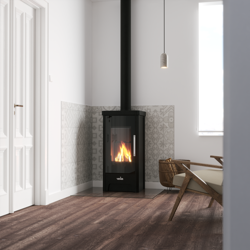 Verner 13/10.2 houtkachel in witte woonkamer met brandend vuur