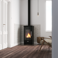 Verner 13/10.2 houtkachel in witte woonkamer met brandend vuur