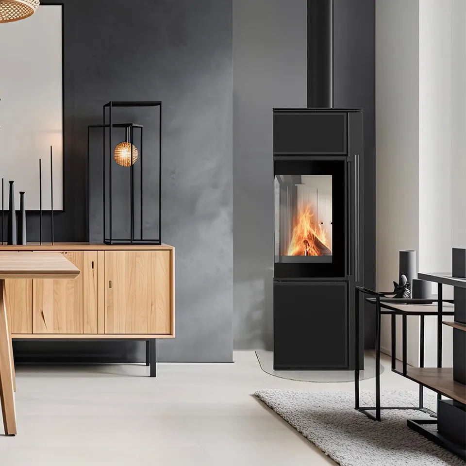 Moderne woonkamer met Kratki Tora S houtkachel, houten kast en stijlvolle decoraties.