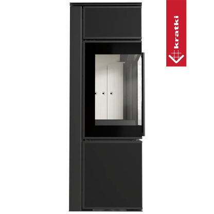 Zwarte, moderne houtkachel Kratki Tora S met groot glazen venster en strak design.