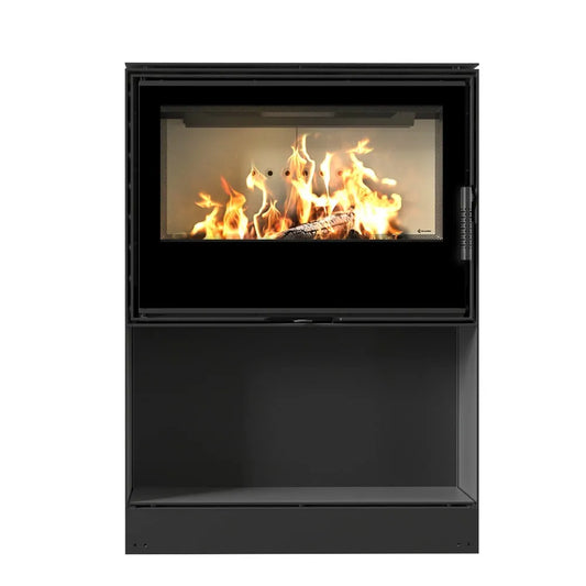 Kratki Kari 80 Breed haard met brandend hout en vlammen, modern zwart ontwerp.