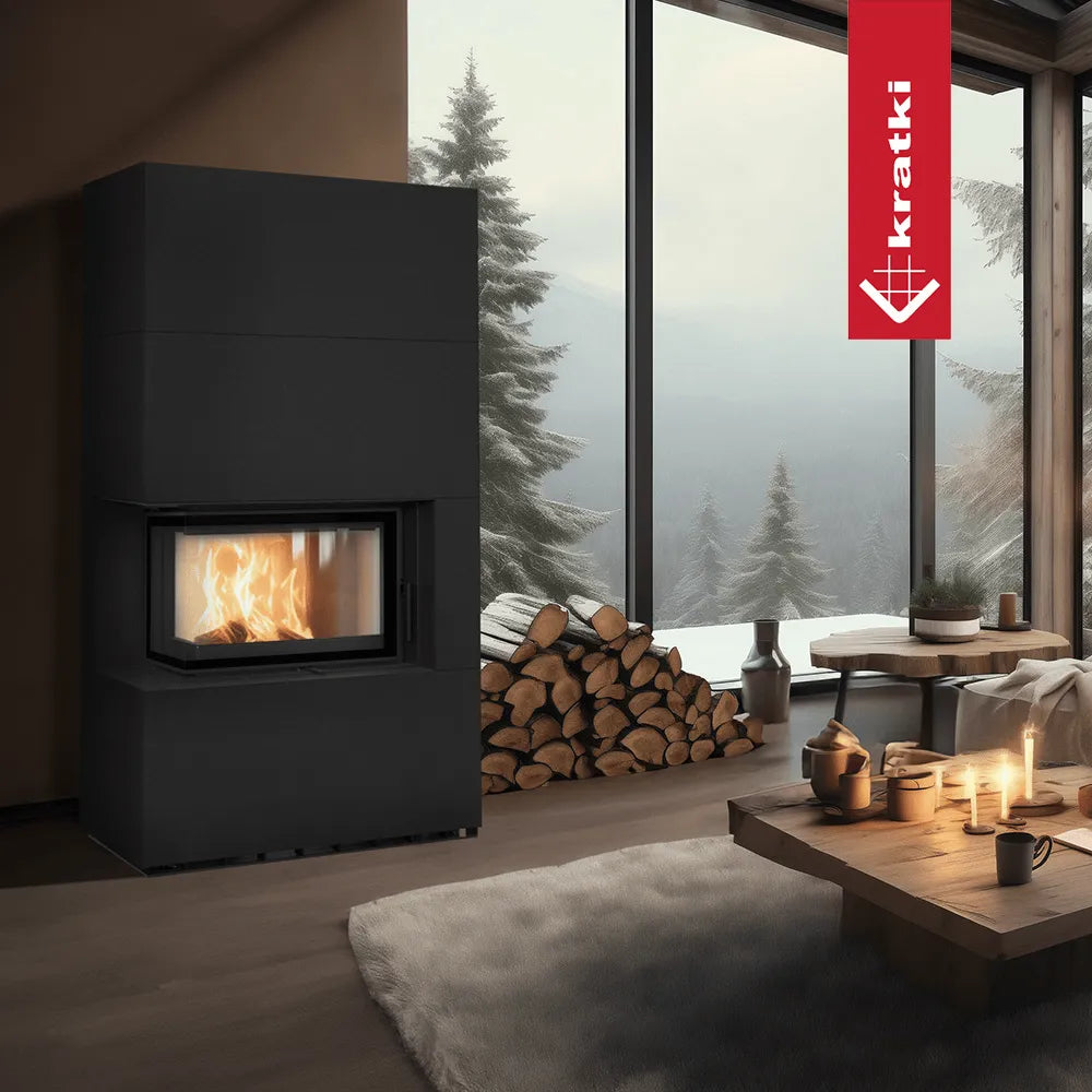 Kratki Floki S 8 kW Links haard in een moderne woonkamer met uitzicht op besneeuwde bomen.