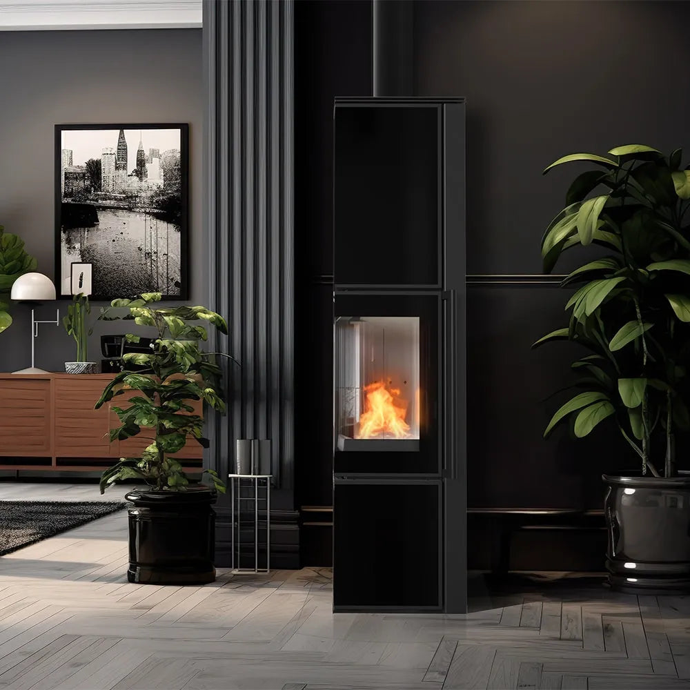 Moderne woonkamer met Kratki Tora L haard, omringd door planten en stijlvolle decoratie.