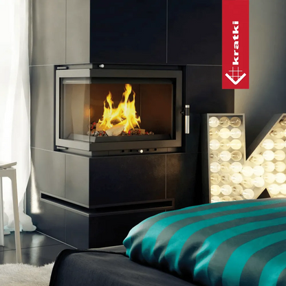 Kratki Maja CV Rechts haard in moderne woonkamer met brandend vuur en decoratieve verlichting.