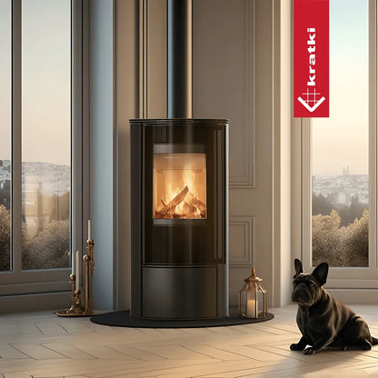 Kratki Erik houtkachel in een stijlvolle woonkamer met een Franse bulldog en grote ramen.