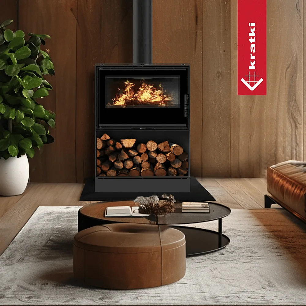 Kratki Kari 70 Breed houtkachel in een moderne woonkamer met houten muren en planten.