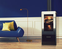 Xeoos Classic x8 in woonkamer met brandend vuur naast blauwe bank