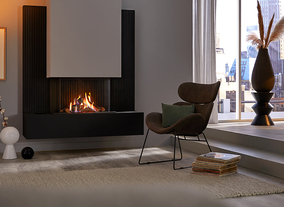 Trimline Fires 64 Panoramic haard in moderne woonkamer met fauteuil en raam