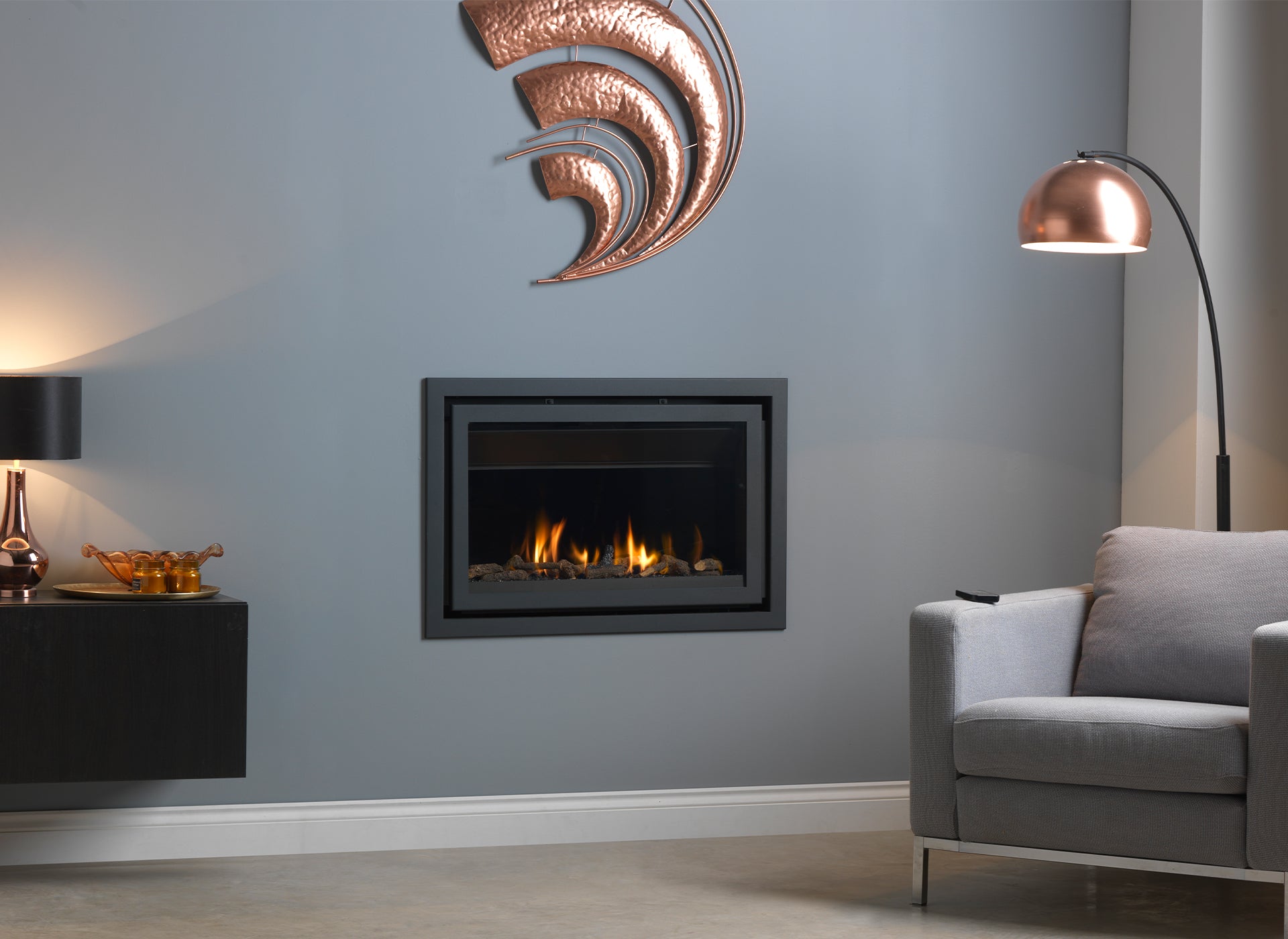 Trimline Fires 70 Slim Line in een moderne woonkamer met brandend vuur