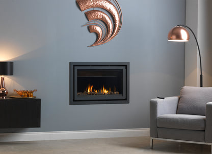 Trimline Fires 70 Slim Line in een moderne woonkamer met brandend vuur