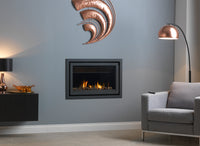Trimline Fires 70 Slim Line in grijze woonkamer met brandend inbouwhaard