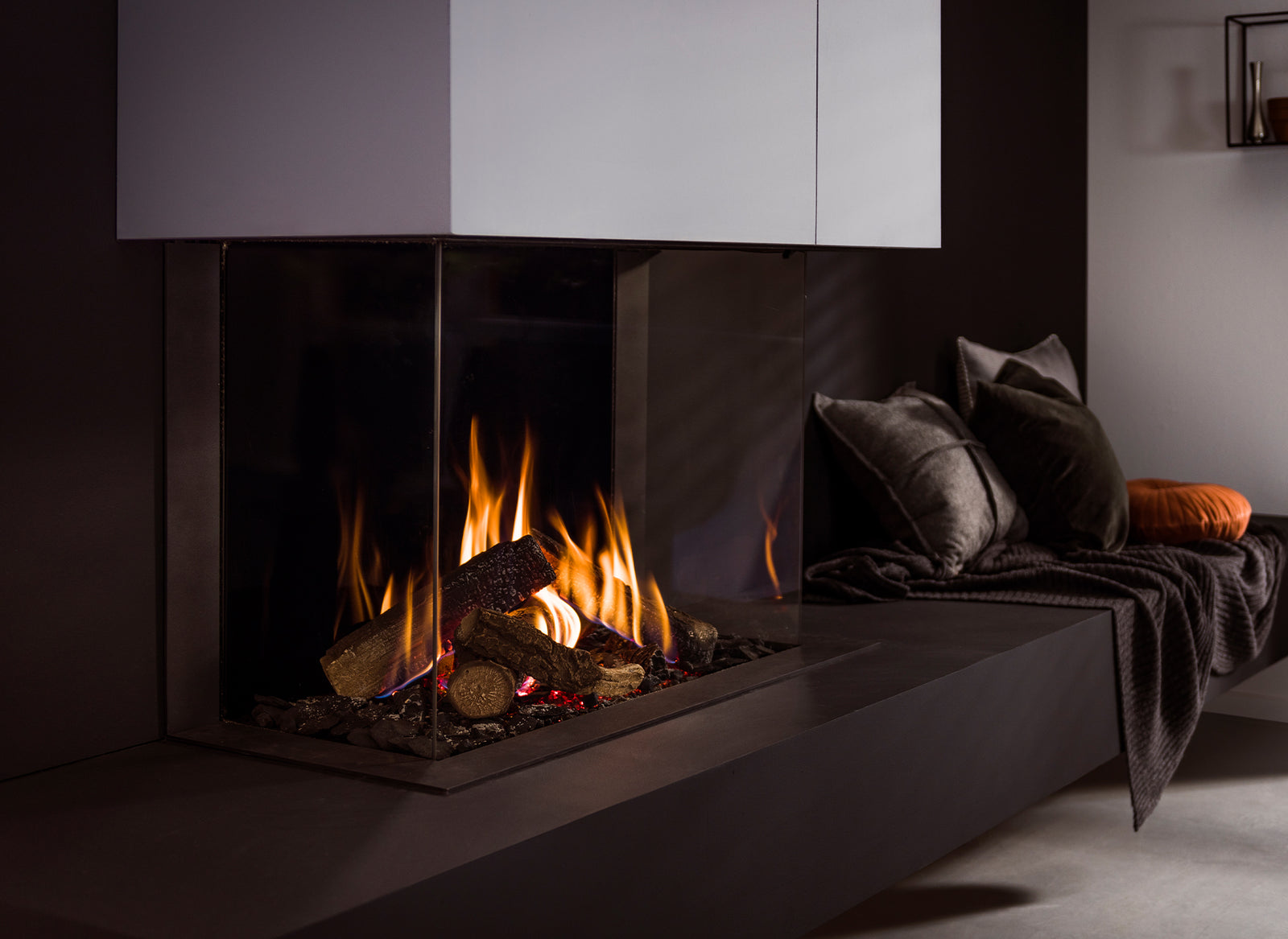 Trimline Fires 83 Panoramic in moderne woonkamer met brandende gashaard