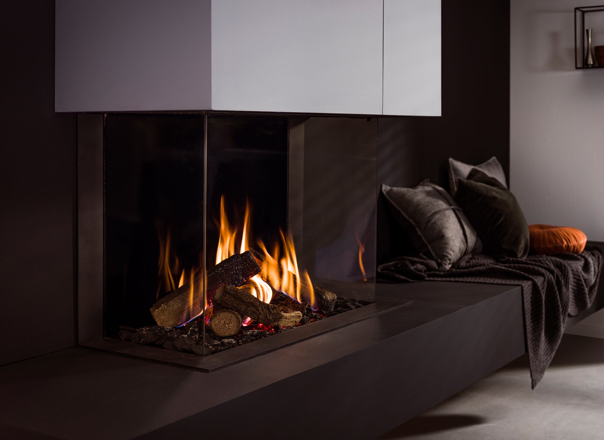 Trimline Fires 83 Panoramic in moderne woonkamer met brandend haardvuur