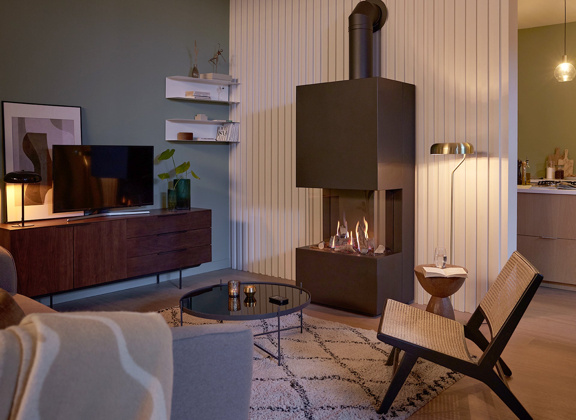 Trimline Fires Obsidian in moderne woonkamer met brandend haardvuur
