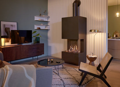 Trimline Fires Obsidian in moderne woonkamer met brandend haardvuur