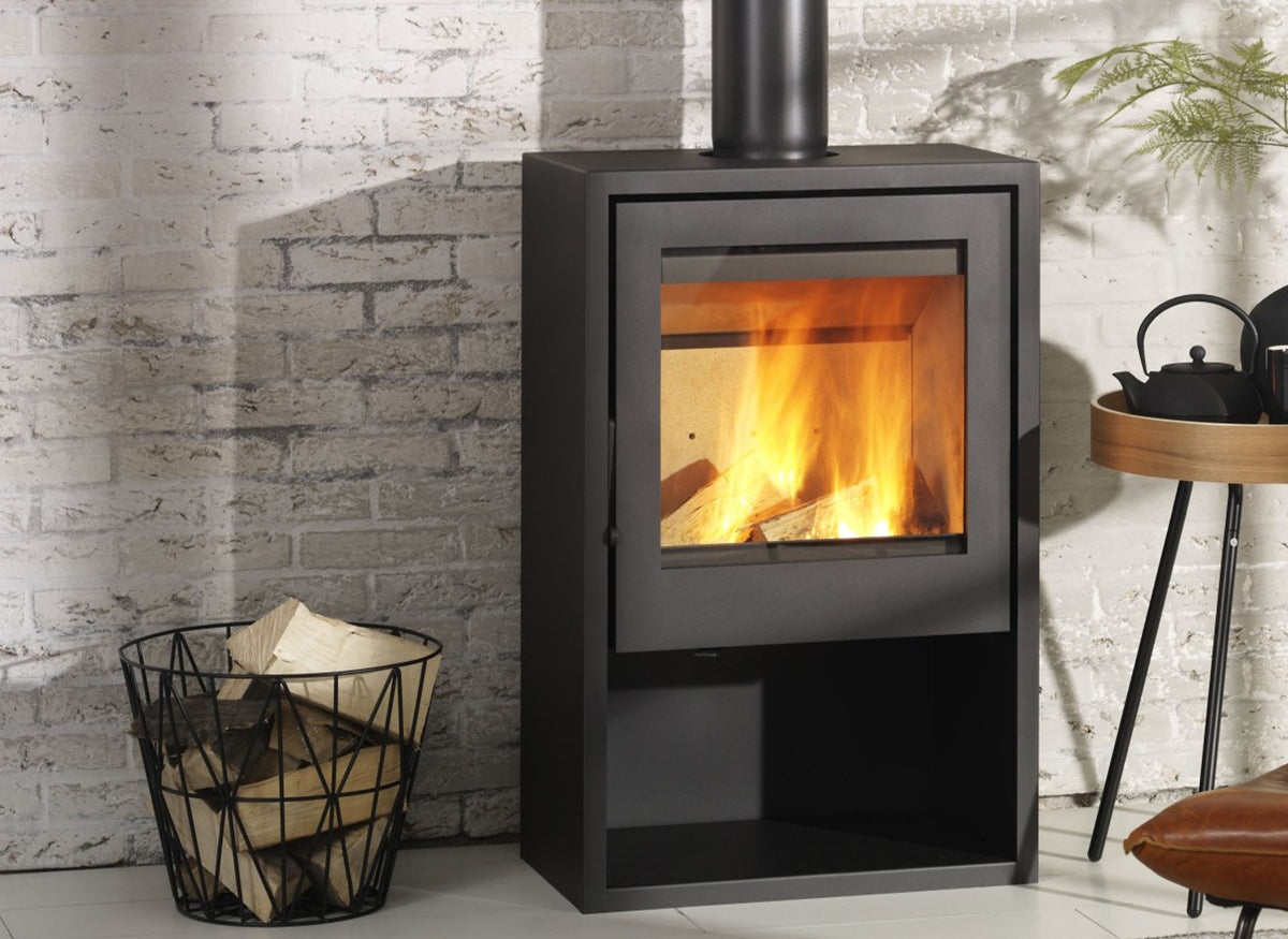 Trimline Fires Woody Air 8 houtkachel in woonkamer met brandend vuur