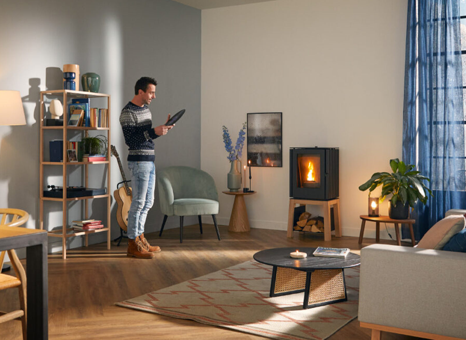 Trimline Fires Woody Loft Pellet in sfeervolle woonkamer met brandend vuur