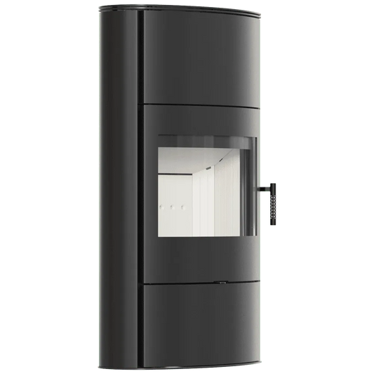 Zwarte, moderne houtkachel Kratki AB ROLLO 2 Hoog met groot glazen venster en metalen handvat.